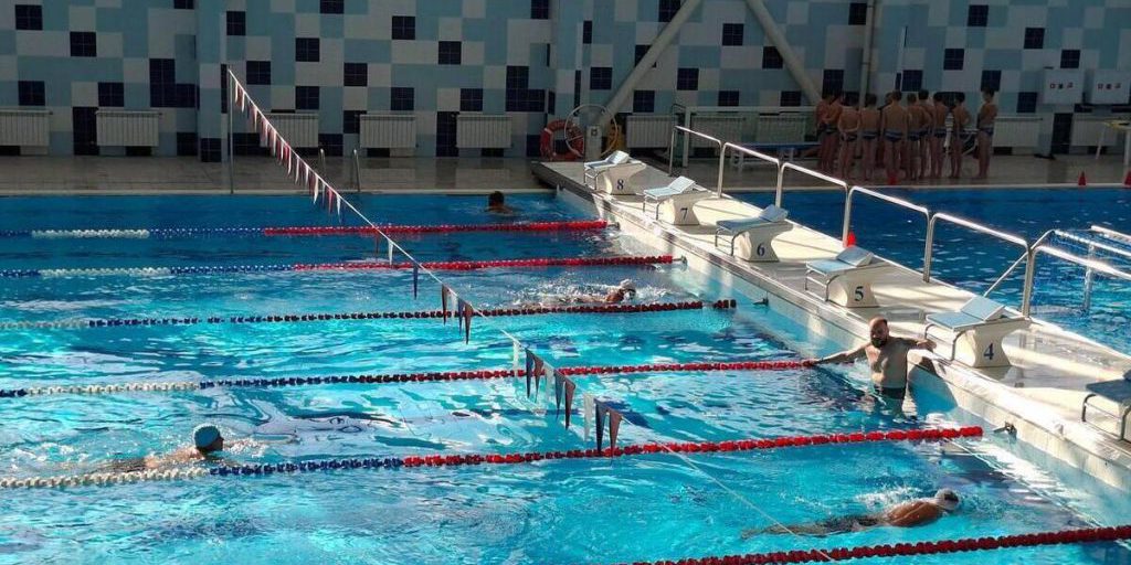 Campionati Interregionali di Nuoto in Ucraina: Un Atleta di Zaporižžja Si Contende il Trofeo dei Difensori della Patria