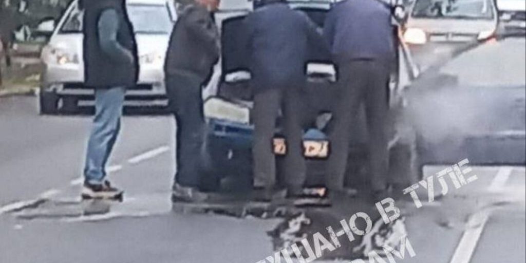 В Туле рядом с вокзалом водители потушили горящий автомобиль