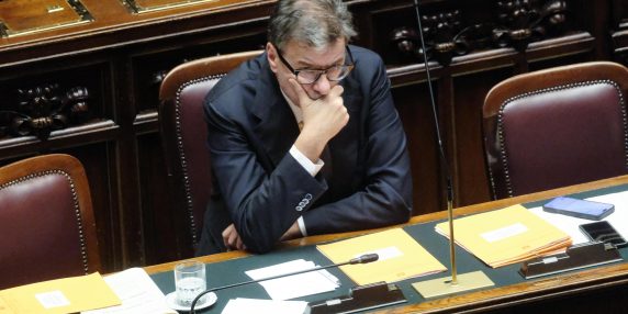 Giorgetti respinge accuse di ingerenza del Tesoro nella scalata di Mps a Mediobanca