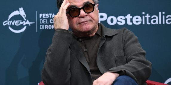 Jafar Panahi, il regista dissidente: «Ora sfido il regime. Film sulla guerra, set in Iran»
