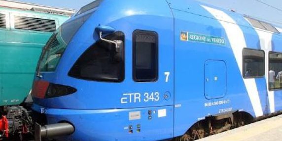 «Biglietto non valido»: il capotreno fa scendere il passeggero e finisce a processo. Ora deve pagare 15 mila euro  