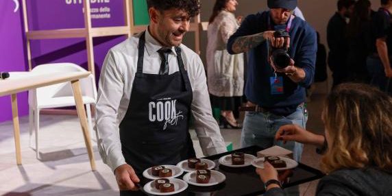 Scopri il Programma Completo del Cook Fest 2025: Tre Giorni di Comfort Food e Enogastronomia a Milano 

Approfondimento
Il Cook Fest 2025 si presenta come un'occasione unica per gli appassionati di enogastronomia, offrendo una vasta gamma di attività e esperienze. I partecipanti potranno prendere parte a corsi di cucina, ascoltare talk di esperti del settore e visitare il mercato dove sarà possibile degustare e acquistare prodotti enogastronomici di alta qualità.

Possibili Conseguenze
L'evento potrebbe avere un impatto significativo sull'economia locale, grazie all'afflusso di visitatori e alla promozione di prodotti e servizi enogastronomici. Inoltre, il Cook Fest 2025 potrebbe contribuire a valorizzare la cultura culinaria italiana e a promuovere la consapevolezza sull'importanza della qualità e della sostenibilità nel settore alimentare.

Opinione
Il Cook Fest 2025 sembra essere un'ottima occasione per gli appassionati di cibo e bevande di incontrarsi e condividere la propria passione. L'evento offre una vasta gamma di attività e esperienze, dalle degustazioni ai corsi di cucina, e potrebbe essere un'opportunità unica per scoprire nuovi prodotti e servizi enogastronomici.

Analisi Critica dei Fatti
Il Cook Fest 2025 sembra essere un evento ben organizzato e strutturato, con una vasta gamma di attività e esperienze. Tuttavia, potrebbe essere utile avere più informazioni sui dettagli dell'evento, come ad esempio il programma completo e la lista dei partecipanti.

Relazioni con altri fatti
Il Cook Fest 2025 potrebbe essere collegato ad altri eventi enogastronomici che si svolgono in Italia e all'estero. Inoltre, l'evento potrebbe avere un impatto sulla promozione della cultura culinaria italiana e sulla valorizzazione dei prodotti enogastronomici di alta qualità.

Contesto storico
Il Cook Fest 2025 si inserisce nel contesto di una crescente attenzione verso la cultura culinaria e la qualità dei prodotti alimentari. L'evento potrebbe essere visto come un'opportunità per promuovere la consapevolezza sull'importanza della sostenibilità e della qualità nel settore alimentare.

Fonti
La fonte di questo articolo è il sito Corriere della Sera. Per maggiori informazioni sull'evento, si consiglia di visitare il sito ufficiale del Cook Fest 2025.