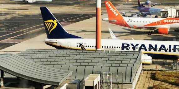 «A Malpensa il carburante per aerei costa il 50% in più»: l’allarme delle compagnie e il rischio del caro biglietti