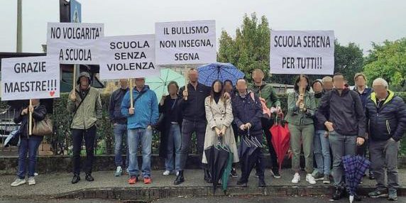 Scuola elementare, genitori scioperano contro il bullo in classe:  «Teniamo i figli a casa, abbiamo paura per loro»