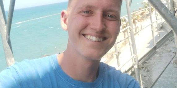 Ostia, Alex Vladic morto dopo la caduta dal balcone di casa di un collega. Il padre: «E' stato ucciso»