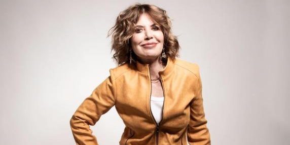 Sabina Guzzanti porta in scena il potere liberatorio della satira con il suo nuovo monologo al Carcano