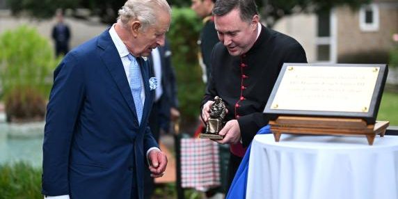Al ricevimento di re Carlo: cardinali e aristocrazia, da Sir Rocco Forte a Lady Powell. Garden party al seminario Beda
