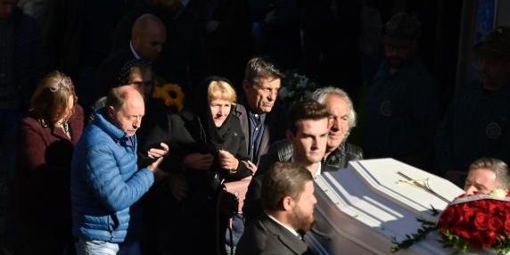 I funerali di Pamela Genini. Il parroco prega «per tutte le donne sfigurate da uomini incapaci di amare»