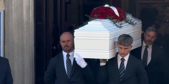 Il funerale di Pamela Genini: il feretro bianco e la chiesa gremita