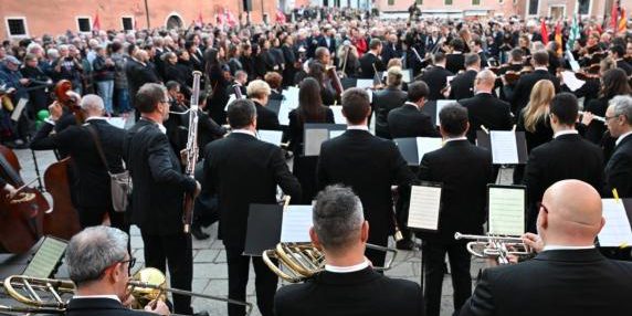Scontro alla Fenice di Venezia dopo la nomina di Venezi: sindacati chiedono dimissioni di Colabianchi mentre il sindaco Brugnaro interviene in sua difesa

Approfondimento
La situazione alla Fenice di Venezia è diventata sempre più tesa dopo la nomina di Venezi. I sindacati hanno espresso la loro forte opposizione e chiedono le dimissioni di Colabianchi, sostenendo che non si fermeranno fino a quando non saranno soddisfatte le loro richieste.

Possibili Conseguenze
Le conseguenze di questo scontro potrebbero essere gravi per la Fenice e per la città di Venezia. La mancanza di una risposta dal diretto interessato e l'intervento del sindaco Brugnaro potrebbero aggravare la situazione e portare a ulteriori tensioni.

Opinione
È difficile prendere posizione in questa situazione, ma è chiaro che i sindacati sono determinati a difendere i loro diritti e interessi. La nomina di Venezi sembra aver scatenato una reazione a catena che potrebbe avere conseguenze imprevedibili.

Analisi Critica dei Fatti
La situazione alla Fenice è complessa e richiede un'analisi approfondita. I fatti sono chiari: la nomina di Venezi ha scatenato una reazione dei sindacati, che chiedono le dimissioni di Colabianchi. Il sindaco Brugnaro è intervenuto per difendere la sua amministrazione, ma la situazione rimane tesa.

Relazioni con altri fatti
Questo scontro potrebbe avere ripercussioni su altri aspetti della vita culturale e politica di Venezia. La Fenice è un'istituzione importante per la città e la regione, e la sua stabilità è fondamentale per il benessere economico e sociale della comunità.

Contesto storico
La Fenice ha una lunga storia e ha sempre giocato un ruolo importante nella vita culturale di Venezia. La sua stabilità e il suo funzionamento sono fondamentali per la città e la regione, e ogni scontro o crisi potrebbe avere conseguenze negative.

Fonti
La fonte di questo articolo è il Corriere della Sera, che ha pubblicato la notizia sulla sua pagina web. Per maggiori informazioni, si può visitare il sito web del Corriere della Sera all'indirizzo https://www.corriere.it/
