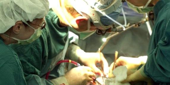 Gli recidono un'arteria durante un bypass e se ne accorgono tardi: muore dopo anni di coma. Medici devono pagare un milione