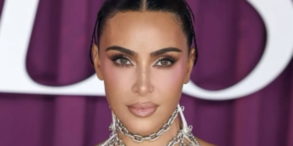 Kim Kardashian rivela di avere un aneurisma cerebrale: lo stress del divorzio da Kanye West potrebbe essere la causa
