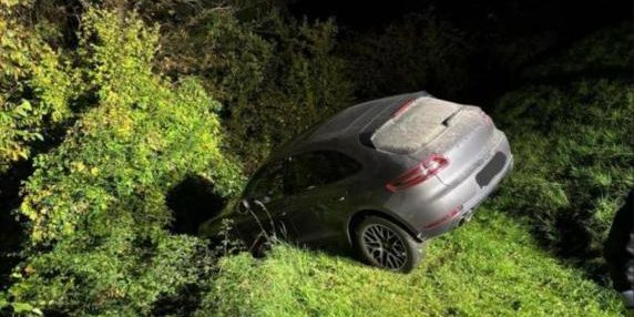 Turista in Alto Adige finisce con la Porsche sospesa nel vuoto dopo aver seguito le indicazioni del navigatore