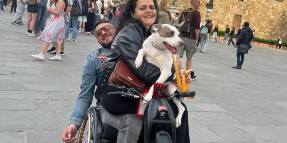 Mosli, cane che salta in braccio a tutti i passanti in carrozzina. Dopo una vita difficile è lui ora il «dispensatore di felicità»