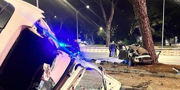 Roma, folle gara di velocità su via Cristoforo Colombo: scontro fra auto, un morto e tre feriti