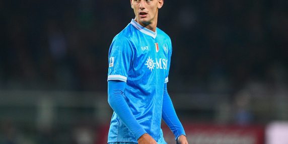 Calciomercato: Juventus supera Napoli per En‑Nesyri, Pisa rinasce con nuova energia