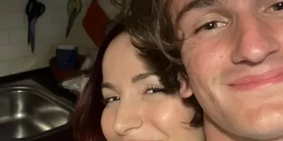 Andrea Delogu vince Ballando con le stelle: dedica il trofeo alla famiglia.