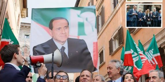 Manifestazione di Forza Italia sotto la foto di Silvio Berlusconi scatena forte polarizzazione politica in Italia
