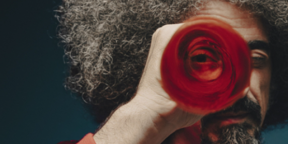 Caparezza: «Ho perso l'udito, uso apparecchi acustici. Ero tentato di smettere, i fumetti mi hanno salvato la vita»