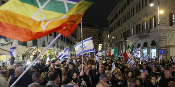 Presidio pro Israele a piazza Santi Apostoli: «Rivendichiamo la libertà di essere ebrei in Italia»