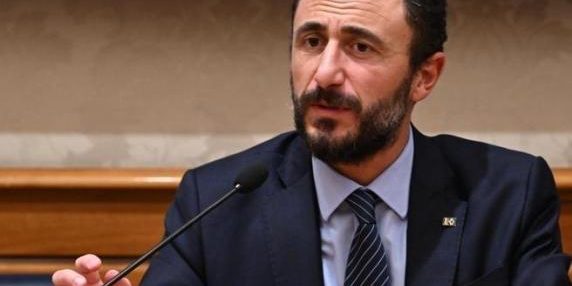 Condanna per il deputato Pozzolo: un anno e tre mesi per porto abusivo d'arma in un incidente di Capodanno