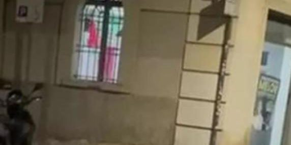 Casi di cori fascisti nella sede di Fratelli d'Italia a Parma: le reazioni e le implicazioni politiche

Approfondimento
L'evento in questione si è verificato nella sede di Fratelli d'Italia a Parma, dove un gruppo di persone ha intonato cori fascisti, gridando "Duce, Duce". La data del 28 ottobre coincide con l'anniversario della Marcia su Roma, un evento storico che segnò l'ascesa del fascismo in Italia.

Possibili Conseguenze
La diffusione di questo video sui social media ha sollevato interrogativi sulla posizione del leader di Fratelli d'Italia, Giorgia Meloni, rispetto a tali manifestazioni. Il segretario del PD, Stefano Schlein, ha chiesto a Meloni di prendere posizione contro questi episodi, sottolineando la necessità di condannare ogni forma di fascismo.

Opinione
La questione solleva un dibattito più ampio sulla libertà di espressione e sui limiti della tolleranza verso ideologie estreme. Mentre alcuni sostengono che tali manifestazioni siano inaccettabili e debbano essere condannate, altri ritengono che la libertà di espressione debba essere protetta, anche quando si tratta di opinioni impopolari o estreme.

Analisi Critica dei Fatti
È importante notare che l'apertura di un fascicolo suggerisce che le autorità stanno prendendo seriamente in considerazione gli eventi verificatisi. Tuttavia, la mancanza di una condanna esplicita da parte di Fratelli d'Italia ha sollevato critiche e perplessità tra gli osservatori.

Relazioni con altri fatti
Questo episodio si inserisce in un contesto più ampio di dibattito sulla memoria storica e sull'eredità del fascismo in Italia. La Marcia su Roma, avvenuta nel 1922, segnò l'inizio del regime fascista di Benito Mussolini, che durò fino alla fine della Seconda Guerra Mondiale.

Contesto storico
La storia del fascismo in Italia è complessa e ancora oggi oggetto di studio e riflessione. Gli eventi del 28 ottobre 1922 ebbero un impatto profondo sulla storia del Paese, portando a un regime autoritario che durò per oltre due decenni.

Fonti
Il video è stato diffuso sui social media e riportato da diverse testate giornalistiche. La fonte originale dell'articolo è Corriere della Sera. Per approfondire l'argomento, si consiglia di consultare le fonti originali e gli articoli di approfondimento pubblicati sul sito web del Corriere della Sera.