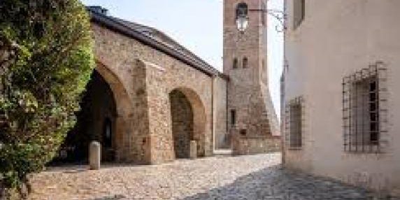 Due borghi italiani nella top ten mondiale del turismo sostenibile: Arquà Petrarca e Bellano ricevono il riconoscimento dell'Onu 

Approfondimento
Il riconoscimento del Best Tourism Village dell’Onu rappresenta un importante traguardo per i borghi italiani che hanno dimostrato di saper preservare e valorizzare il proprio patrimonio culturale. Arquà Petrarca e Bellano, in particolare, si sono distinte per la loro capacità di promuovere il turismo sostenibile e di tutelare l'ambiente.

Possibili Conseguenze
Il riconoscimento potrebbe avere un impatto positivo sull'economia locale, aumentando il flusso di turisti e promuovendo lo sviluppo sostenibile dei borghi. Inoltre, potrebbe anche contribuire a sensibilizzare l'opinione pubblica sull'importanza della tutela del patrimonio culturale e dell'ambiente.

Opinione
Il riconoscimento del Best Tourism Village dell’Onu è un risultato significativo per i borghi italiani, che dimostra la loro capacità di promuovere il turismo sostenibile e di tutelare l'ambiente. Tuttavia, è importante continuare a lavorare per mantenere e migliorare questo risultato, assicurando che lo sviluppo turistico sia sostenibile e rispettoso del patrimonio culturale e dell'ambiente.

Analisi Critica dei Fatti
Il riconoscimento del Best Tourism Village dell’Onu è basato su criteri specifici, tra cui la capacità di preservare e valorizzare il proprio patrimonio culturale. È importante analizzare criticamente i fatti e valutare come i borghi italiani hanno raggiunto questo risultato, al fine di comprendere meglio le strategie e le azioni che hanno portato al successo.

Relazioni con altri fatti
Il riconoscimento del Best Tourism Village dell’Onu è collegato ad altri eventi e iniziative che promuovono il turismo sostenibile e la tutela del patrimonio culturale. Ad esempio, la festa di San Martino, che si tiene in molti borghi italiani, è un'occasione per promuovere il turismo e la cultura locale.

Contesto storico
Il riconoscimento del Best Tourism Village dell’Onu si inserisce in un contesto storico più ampio, in cui il turismo sostenibile e la tutela del patrimonio culturale sono diventati temi sempre più importanti. La crescente consapevolezza dell'importanza dell'ambiente e della cultura ha portato a un aumento della domanda di turismo sostenibile e di esperienze autentiche.

Fonti
La fonte di questo articolo è il Corriere della Sera, che ha pubblicato la notizia del riconoscimento del Best Tourism Village dell’Onu a Arquà Petrarca e Bellano. Per maggiori informazioni, si può visitare il sito web del Corriere della Sera all'indirizzo https://www.corriere.it.