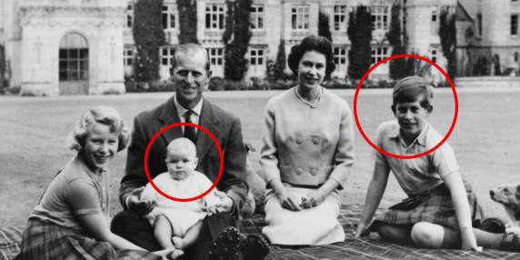 I 12 anni di differenza, i caratteri opposti, la vita "parallela": Carlo e Andrea, storia di due fratelli distanti