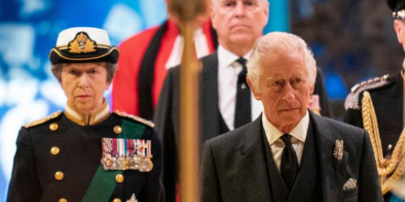 Il Sovrano Carlo Toglie i Titoli all'Ex Principe Andrea: Una Decisione Storica per la Monarchia Britannica