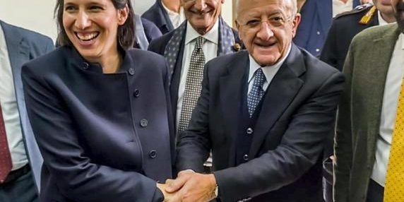La stretta di mano tra Schlein e De Luca: pace fatta. La segretaria Pd: «Uniti vinceremo»