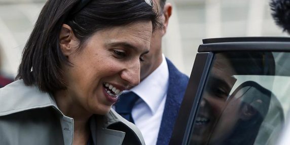 Giustizia sociale in discussione: Elly Schlein critica la politica economica del governo
