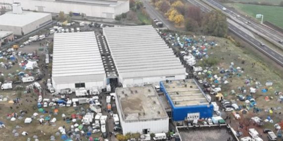 Rave non autorizzato a Modena: 5mila ragazzi nell'ex fabbrica Bugatti, scontri con la polizia e preoccupazioni per la sicurezza pubblica

Approfondimento
Il rave di Modena, svoltosi nell'ex fabbrica Bugatti, ha visto la partecipazione di circa 5mila ragazzi. L'evento, non autorizzato, ha portato a scontri con la polizia, richiamando alla memoria il mega-rave del 2022 che aveva portato all'emanazione del primo decreto del governo Meloni.

Possibili Conseguenze
Le conseguenze di questo evento potrebbero essere rilevanti, sia in termini di ordine pubblico che di salute pubblica. La partecipazione di un grande numero di persone a un evento non autorizzato può comportare rischi per la sicurezza e la salute dei partecipanti.

Opinione
Non è possibile esprimere un'opinione in merito a questo evento, in quanto si tratta di un fatto oggettivo. Tuttavia, è importante sottolineare l'importanza della sicurezza e della salute pubblica in occasioni di eventi di massa.

Analisi Critica dei Fatti
L'analisi critica dei fatti rivela che l'evento non autorizzato ha comportato rischi per la sicurezza e la salute dei partecipanti. Inoltre, la mancanza di autorizzazione e di controllo da parte delle autorità ha potuto contribuire a creare una situazione di pericolo.

Relazioni con altri fatti
Questo evento è collegato al mega-rave del 2022, che aveva portato all'emanazione del primo decreto del governo Meloni. La ripetizione di eventi di questo tipo potrebbe indicare una mancanza di efficacia delle misure adottate per prevenire e gestire situazioni di questo tipo.

Contesto storico
Il contesto storico di questo evento è caratterizzato da una serie di eventi simili che hanno avuto luogo in Italia negli ultimi anni. La crescente preoccupazione per la sicurezza e la salute pubblica ha portato all'emanazione di decreti e misure per prevenire e gestire situazioni di questo tipo.

Fonti
La fonte di questo articolo è il Corriere della Sera, che ha pubblicato un articolo intitolato "Scontri con la polizia al rave di Modena: nell'ex fabbrica Bugatti ancora 5mila ragazzi". Il link diretto all'articolo è https://www.corriere.it/