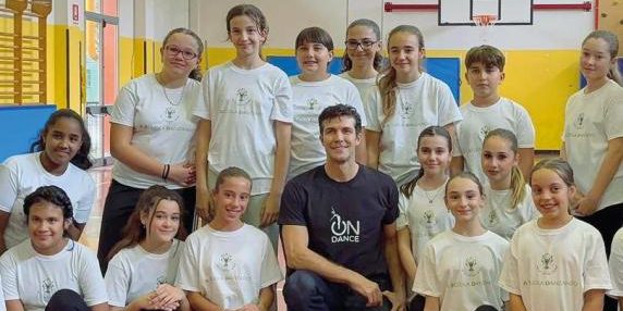 Il grande danzatore Roberto Bolle diventa insegnante: porta i valori della danza nelle scuole con il progetto "A scuola danzando"

Approfondimento
Il progetto "A scuola danzando" della Fondazione Roberto Bolle ha l'obiettivo di portare i valori della danza nelle scuole, offrendo corsi gratuiti a studenti che non hanno familiarità con questa forma d'arte. L'obiettivo è quello di ispirare e aiutare i giovani a crescere, trasmettendo loro i valori di disciplina, creatività e espressione che la danza può offrire. Dieci scuole superiori sono state coinvolte negli incontri con Bolle, che spera di ispirare e di aiutare a crescere i giovani partecipanti.

Possibili Conseguenze
Questo progetto potrebbe avere un impatto positivo sugli studenti coinvolti, aiutandoli a sviluppare nuove competenze e a scoprire nuove passioni. Inoltre, potrebbe contribuire a promuovere la danza come forma d'arte e di espressione, aumentando la sua visibilità e il suo apprezzamento tra i giovani. I valori trasmessi attraverso la danza, come la disciplina e la creatività, possono avere un impatto positivo sulla vita e sul benessere degli studenti.

Opinione
Il progetto "A scuola danzando" rappresenta un'opportunità unica per gli studenti di scoprire i valori della danza e di beneficiare dei suoi effetti positivi sulla crescita personale e sociale. La partecipazione di Roberto Bolle, una figura di spicco nel mondo della danza, può essere un'ispirazione per i giovani e un incentivo a esplorare nuove forme di espressione. Il progetto può anche contribuire a ridurre le barriere culturali e sociali, offrendo a tutti gli studenti la possibilità di scoprire e apprezzare la danza.

Analisi Critica dei Fatti
Il progetto "A scuola danzando" sembra essere un'iniziativa meritevole, che potrebbe avere un impatto positivo sugli studenti coinvolti. Tuttavia, sarebbe interessante conoscere maggiori dettagli sull'implementazione del progetto e sui risultati attesi, per valutare la sua efficacia e il suo potenziale di crescita. Inoltre, sarebbe utile conoscere come il progetto sarà valutato e come saranno misurati i suoi risultati.

Relazioni con altri fatti
Il progetto "A scuola danzando" si inserisce nel contesto di altre iniziative che mirano a promuovere la danza e le arti performing tra i giovani. Queste iniziative possono contribuire a creare una società più consapevole e appassionata di arte e cultura, e a offrire opportunità di crescita e di sviluppo per i giovani. Il progetto può anche essere visto come parte di una più ampia strategia per promuovere l'educazione artistica e culturale nelle scuole.

Contesto storico
La danza ha una lunga storia e ha sempre giocato un ruolo importante nella cultura e nella società. Nel corso degli anni, la danza ha subito numerose trasformazioni e ha assunto diverse forme, ma il suo valore come forma d'arte e di espressione è sempre stato riconosciuto. Il progetto "A scuola danzando" si inserisce in questo contesto storico, offrendo una nuova opportunità per i giovani di scoprire e di apprezzare la danza. La danza può essere vista come un mezzo per esprimere emozioni, pensieri e idee, e per creare un senso di comunità e di appartenenza.

Fonti
Fonte: Corriere della Sera