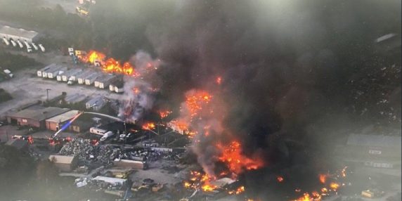 Incidente aereo negli Stati Uniti: aereo cargo precipita all'aeroporto di Louisville, feriti e incendi