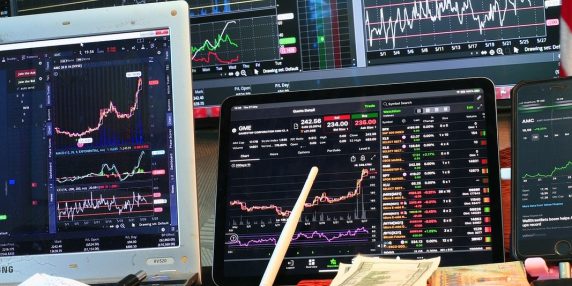 Mercati 2026: crescita potenziata da energia a basso costo, utili aziendali e politiche Trump, ma rischio di bolla AI