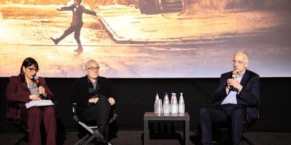 Robert De Niro lancia un allarme: l'America rischia di diventare una dittatura fascista con Trump 

Approfondimento
Le parole di De Niro riflettono la preoccupazione di molti americani e non solo, per la deriva autoritaria che alcuni vedono nella politica di Trump. La paura di una dittatura fascista è un tema che ha suscitato un ampio dibattito negli Stati Uniti e nel mondo.

Possibili Conseguenze
Se l'America dovesse effettivamente diventare una dittatura fascista, le conseguenze sarebbero gravi non solo per il paese, ma per l'intera comunità internazionale. La perdita di libertà, la repressione dell'opposizione e la violazione dei diritti umani sono solo alcune delle possibili conseguenze.

Opinione
È importante notare che le opinioni di De Niro sono condivise da molti, ma non da tutti. Alcuni sostengono che la sua critica a Trump sia eccessiva e che l'ex presidente abbia il diritto di esprimere le sue opinioni. Tuttavia, la preoccupazione per la democrazia e la libertà è un tema che trascende le opinioni personali.

Analisi Critica dei Fatti
Per comprendere appieno la situazione, è necessario analizzare i fatti e le azioni di Trump e del suo governo. La storia recente degli Stati Uniti è stata segnata da una serie di eventi che hanno sollevato preoccupazioni sulla salute della democrazia americana.

Relazioni con altri fatti
La situazione negli Stati Uniti non è isolata, ma fa parte di un contesto più ampio di crisi democratiche in tutto il mondo. La minaccia alla democrazia e alla libertà è un tema globale che richiede una risposta coordinata e solida.

Utilità pratica
Per coloro che sono preoccupati per la situazione negli Stati Uniti e nel mondo, ci sono diverse azioni che possono essere intraprese. Sostenere le organizzazioni che lavorano per la difesa della democrazia e dei diritti umani, informarsi e partecipare al dibattito pubblico sono solo alcune delle possibili azioni.

Contesto storico
La storia degli Stati Uniti è stata segnata da momenti di grande tensione e crisi, ma anche di grande resilienza e determinazione. La lotta per la democrazia e la libertà è un tema che attraversa la storia del paese e del mondo.

Fonti
Il Corriere della Sera, https://www.corriere.it/, è una delle fonti che ha riportato le dichiarazioni di Robert De Niro. Per approfondire la questione, si consiglia di consultare anche altre fonti autorevoli e imparziali.