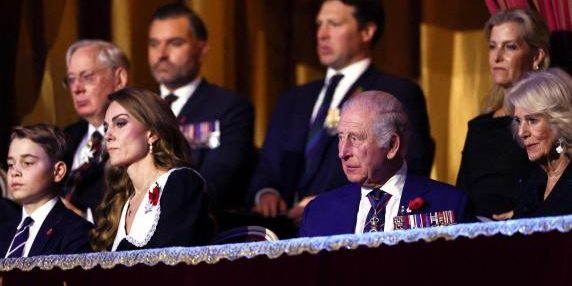 Il Principe George Fa Il Suo Debutto Ufficiale Al Posto Del Padre William In Un Commovente Concorso Per I Caduti In Guerra