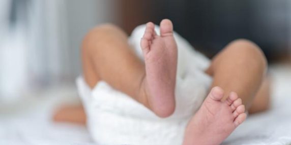 Filippo è il primo bambino nato in città nel 2026, arrivato a mezzanotte e un minuto