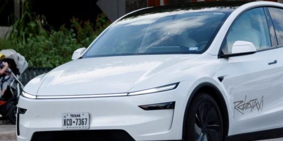 Tesla robotaxi in modalità autonoma: sette incidenti in cinque mesi