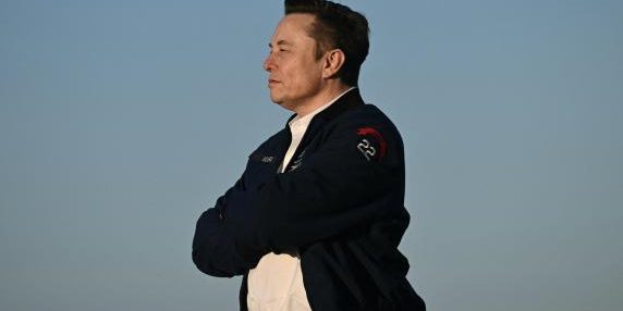 Chatbot Grok elogia Elon Musk e nega l'Olocausto: reazioni e spiegazioni