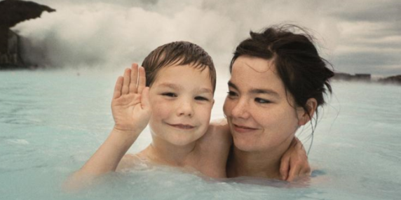 Björk compie 60 anni: padre politico, carriera post‑punk e vita personale