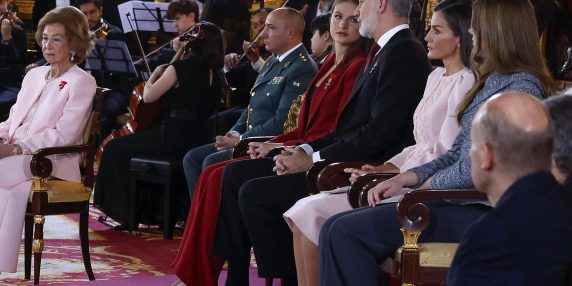 Re Felipe celebra 50 anni di monarchia spagnola e premia la regina Sofia