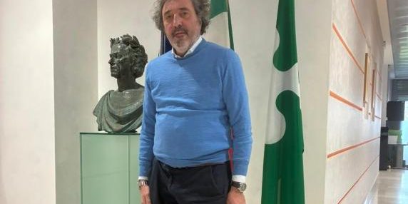 Sindaco di Borgo Virgilio incontra donna in travestimento per rinnovo carta d’identità