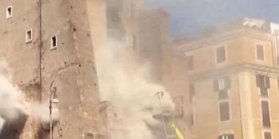 Video di turista inglese cattura il primo crollo della Torre dei Conti a Roma