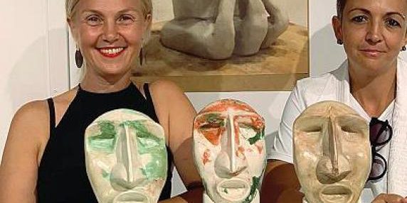 Sardegna: maschere rituali e sculture nuragiche rinascono in arte contemporanea a Ossi