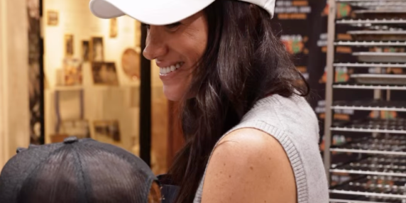 Harry e Meghan svolgono volontariato a Montecito con i figli: le foto sui social suscitano reazioni contrastanti