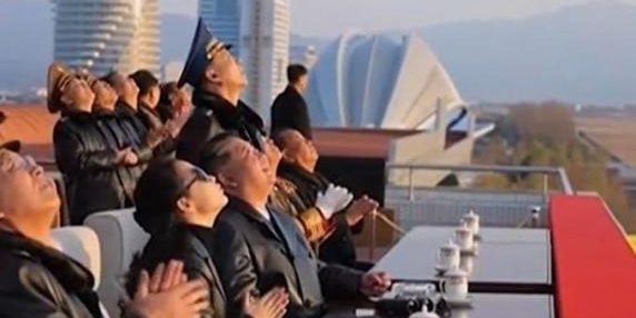 Kim Jong Un osserva un esibizione di aeronautica.