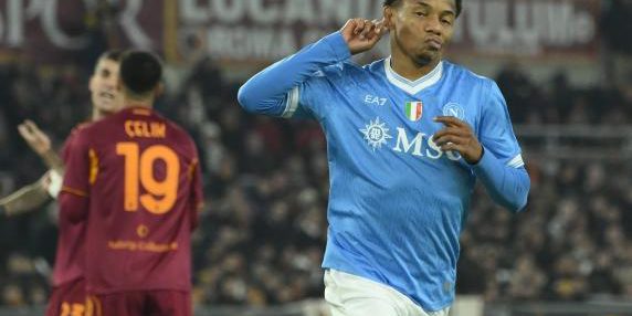 Napoli vince su Roma, Milan in vetta; Lautaro doppietta a Pisa rinvigorisce Chivu, Conte celebra con Neres