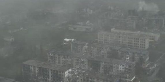 Drone mostra la distruzione di Myrnohrad in Ucraina