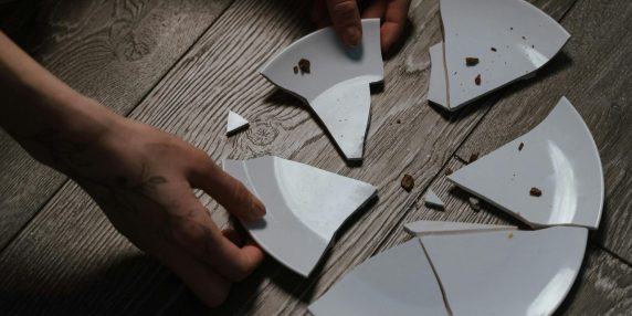 La legge matematica che spiega perché i bicchieri e i piatti si rompono sempre in modo più fastidioso